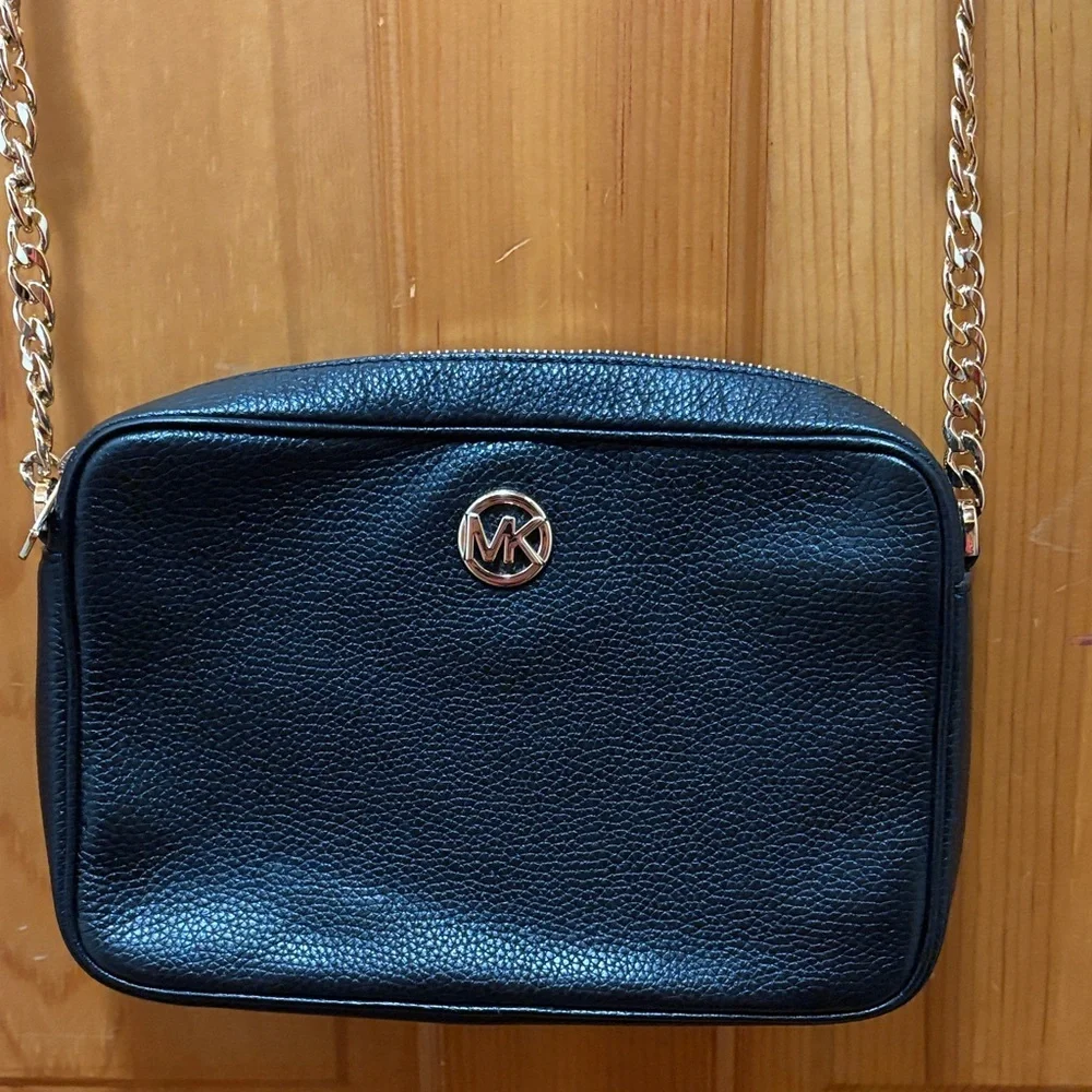 Michael Kors Black Crossbody‎ Bag with Gold Chain - Picture 3 of 8